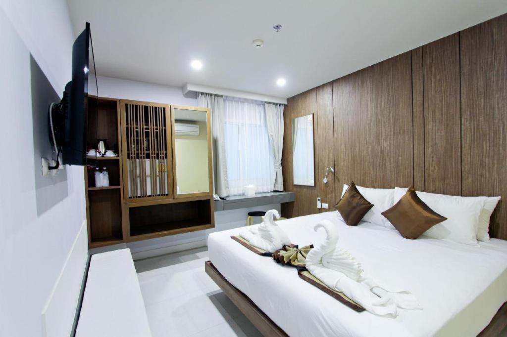 Elegancy Sansabai Hotel Patong Exterior foto